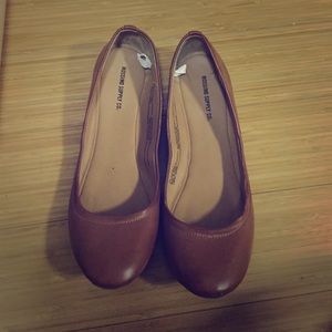 Adorable brown flats