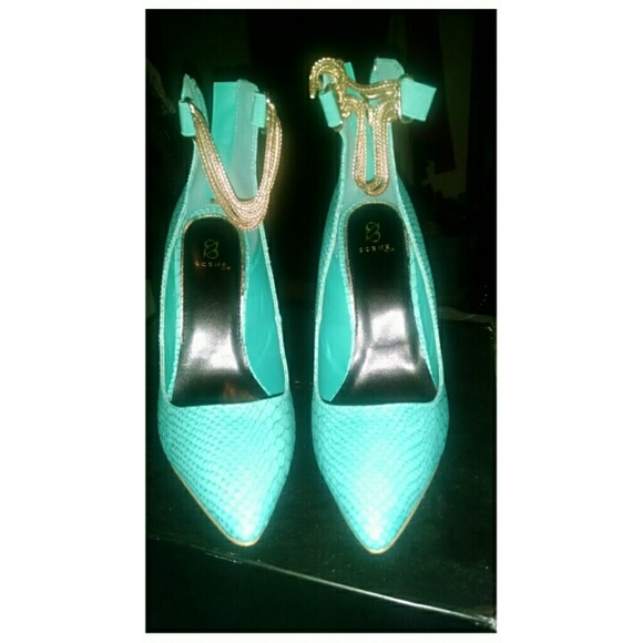 💝💝Never worn- Teal pointy toe Heels!!👠👠