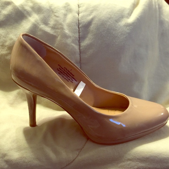 Nude pumps