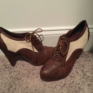 Brown ankle boots with lace