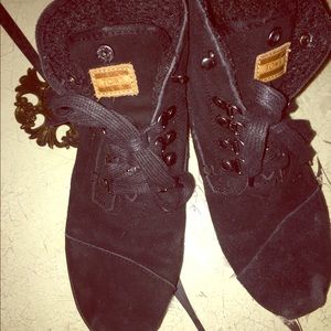 Size 8 Sherpa lined toms boats.