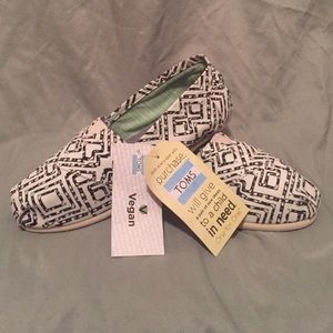 *NEW* Vegan Black and White TOMS