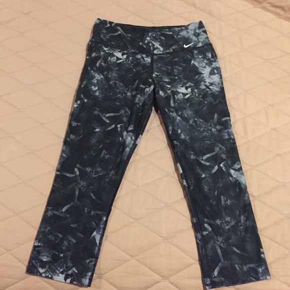 Nike Dri-Fit Workout Capri Pants