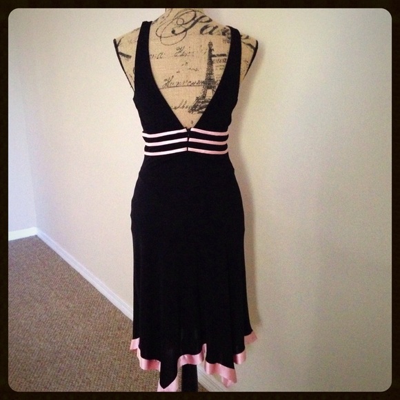 🎉Host Pick! 🎉Bebe cocktail dress w/silk trim - Picture 3 of 6