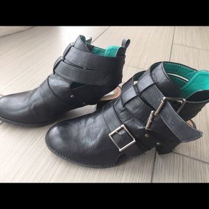 Pink & Pepper black booties -9.5