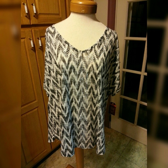 SOLD. 2X Top Black and White