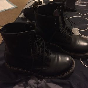 Black dr. Martens