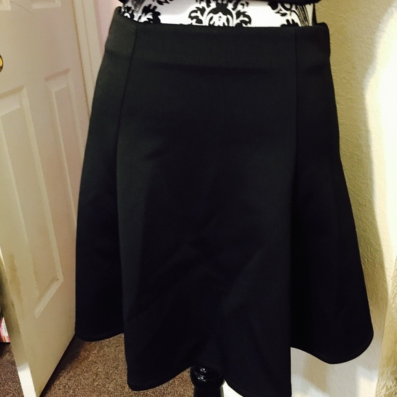 Black skater skirt size: medium