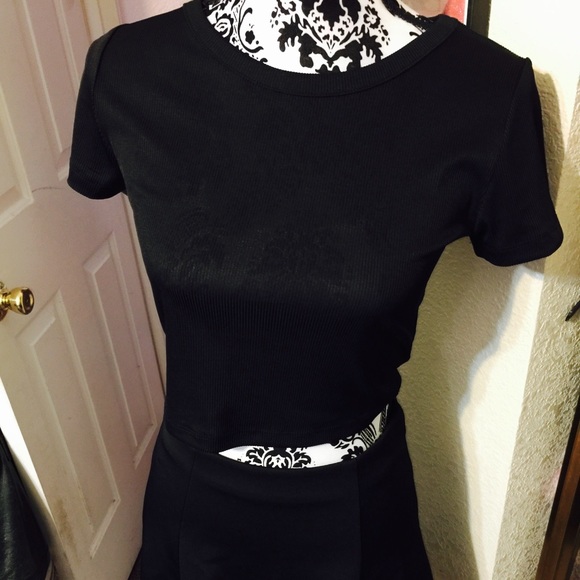 Black crop top size: large - Picture 2 of 3