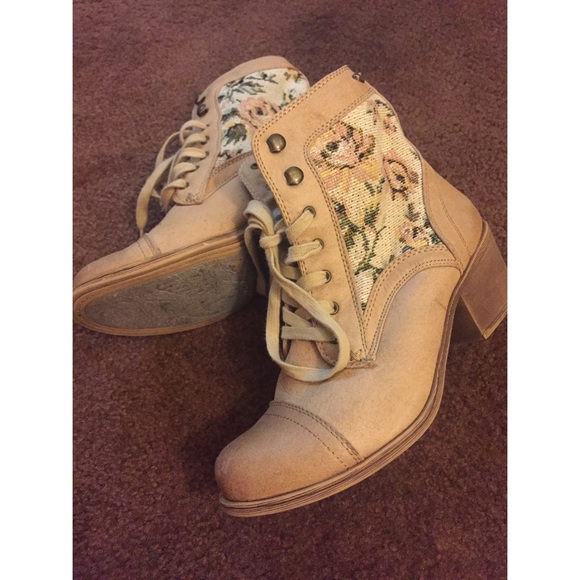 🌼 floral/tan ankle boots 🌼
