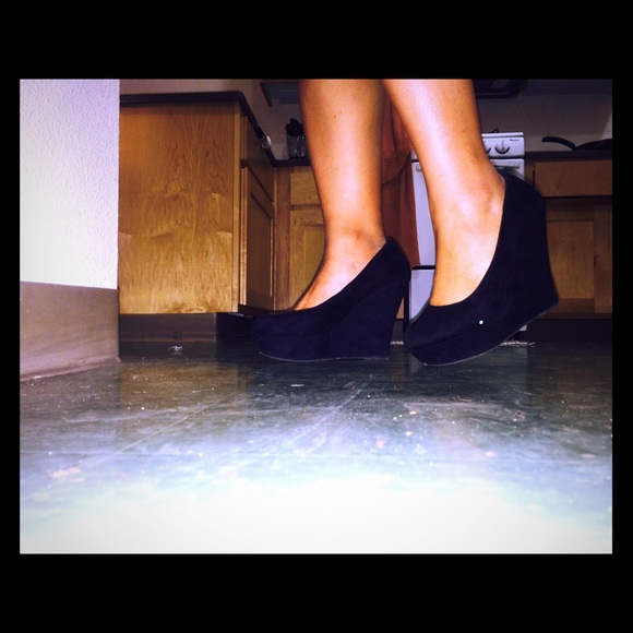 Brash black wedges