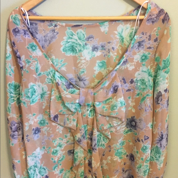Gorgeous low back silk blouse - Picture 2 of 4