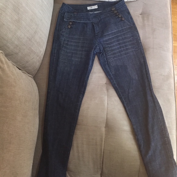 Perfect high waisted jeans with button accents