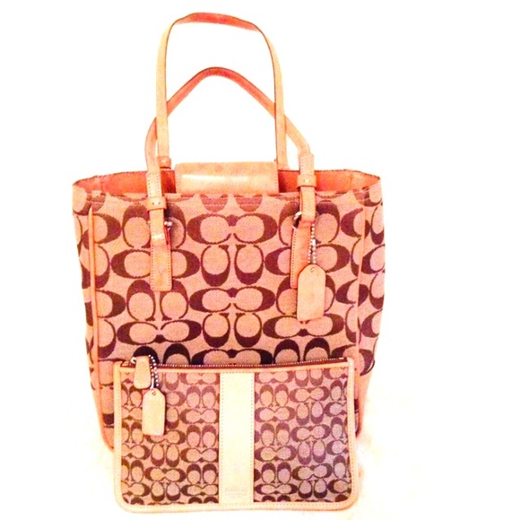 🚫SOLD🚫Coach Clutch Wallet - Picture 4 of 4