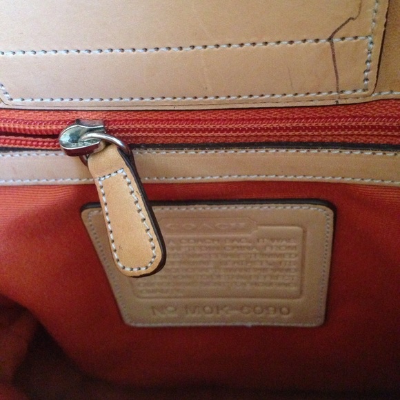 Coach Signature Bag - Picture 6 of 7