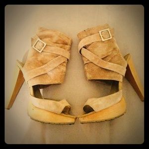 Beautiful taupe heel that screams style!!!