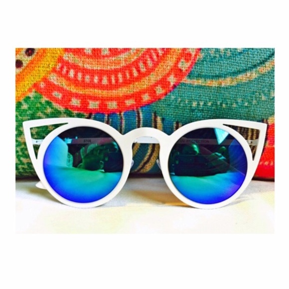 Quay "Invader" Imitation Sunglasses 👽