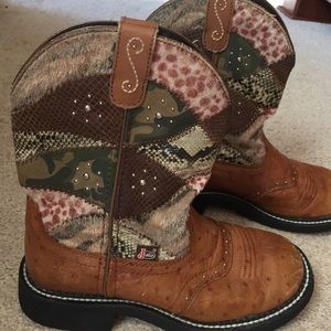 Women's Justin boots size 8B.
