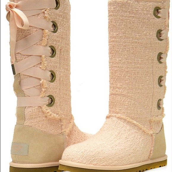 UGG Shoes - 💢1 DAY SALE💢Like new Uggs Heirloom style