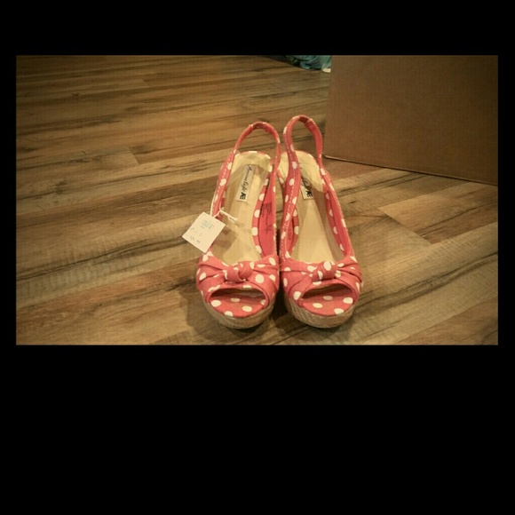 NWT polka-dot wedges