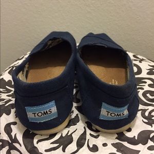 Toms Size 5 womens size