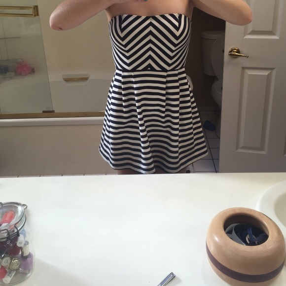 FOREVER 21 Strapless sailor striped dress - Picture 3 of 3