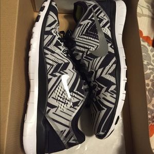 BRAND NEW Nike Free trainer print 5.0
