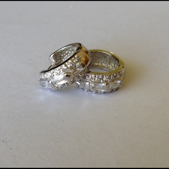 New beautifully 925 Sterling Silver CZ Earrings