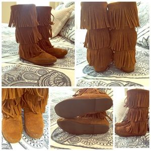 Minnetonka Fringe Boot - Size 6