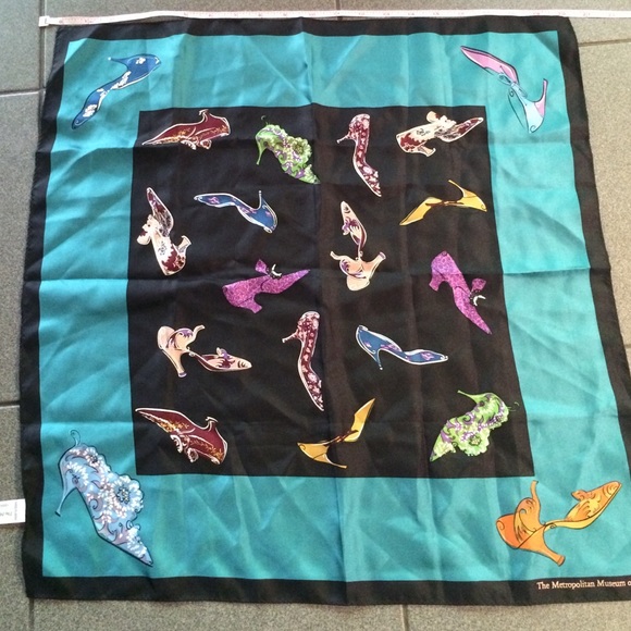 Beautiful 'shoe' scarf! Metropolitan Museum of Art