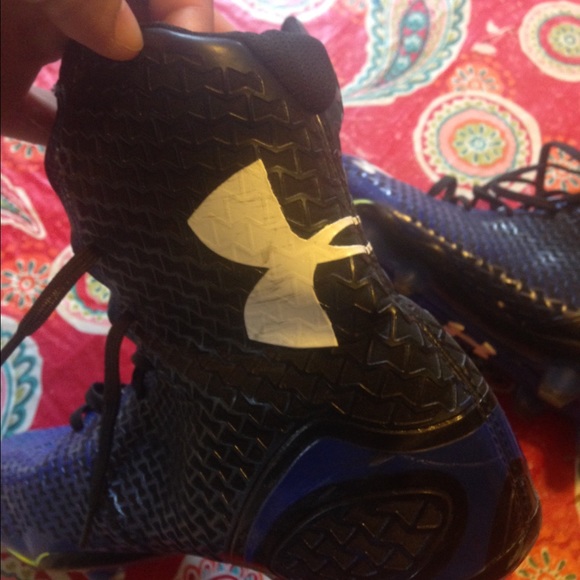 Under Armour highlight cleats - Picture 2 of 3