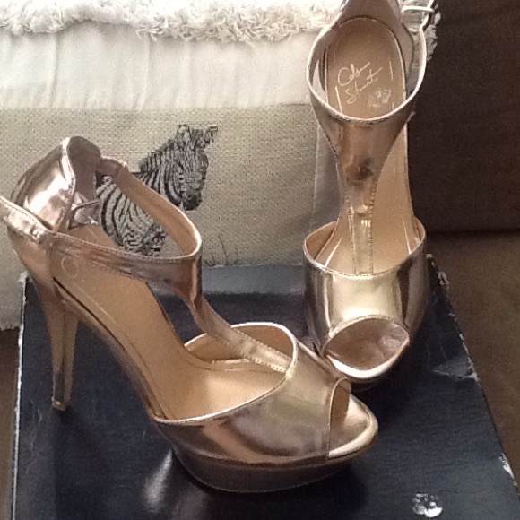 Colin Stuart Rosegold Platform T-Strap Heels