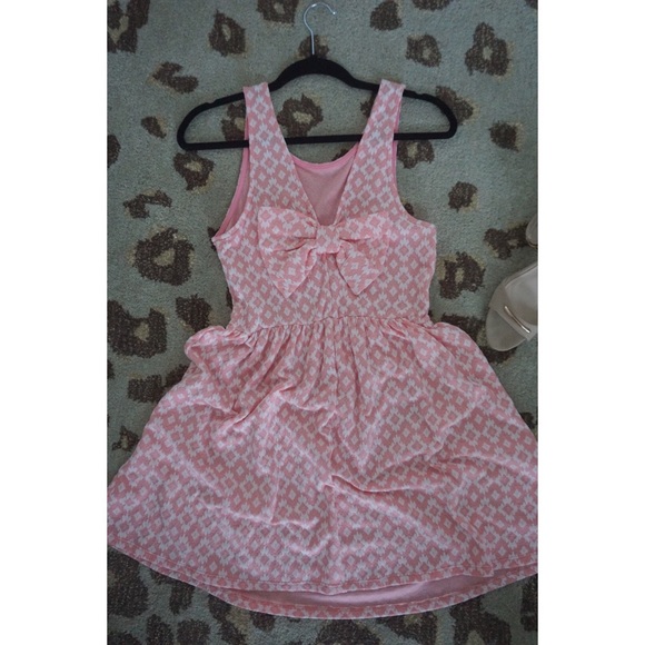 Blush Pink and White dress with Bow Detail - Picture 2 of 2