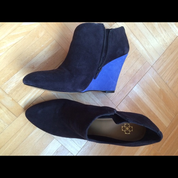 Ann Taylor high heeled ankle booties navy