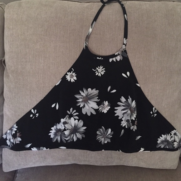 ❌❌SOLD❌❌Daisy Halter Crop - Picture 2 of 4