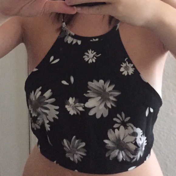 ❌❌SOLD❌❌Daisy Halter Crop - Picture 3 of 4