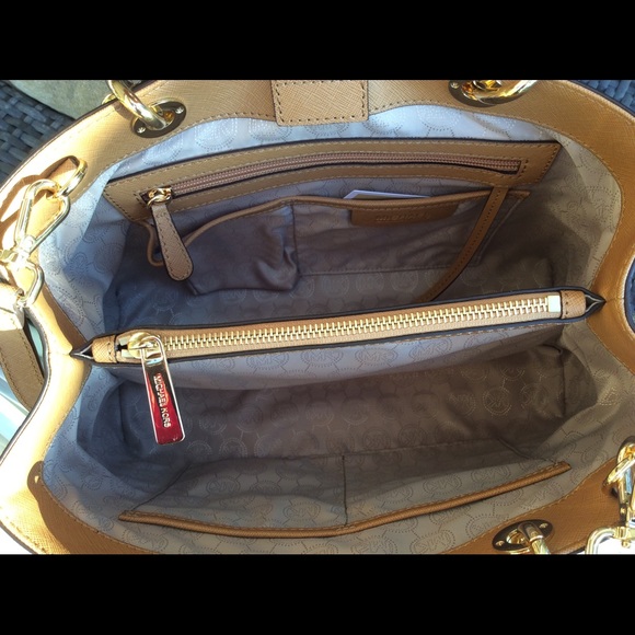 Michael Kors Cynthia Med. Satchel:  SOLD OFFLINE - Picture 2 of 4