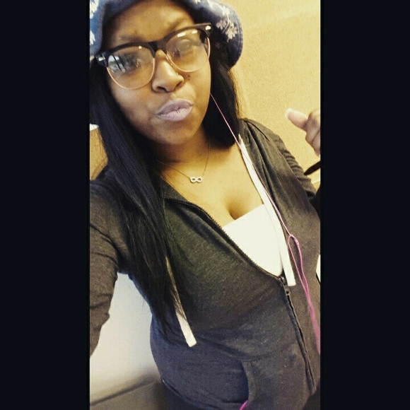 Meet your Posher, Mikayla - Picture 1 of 1