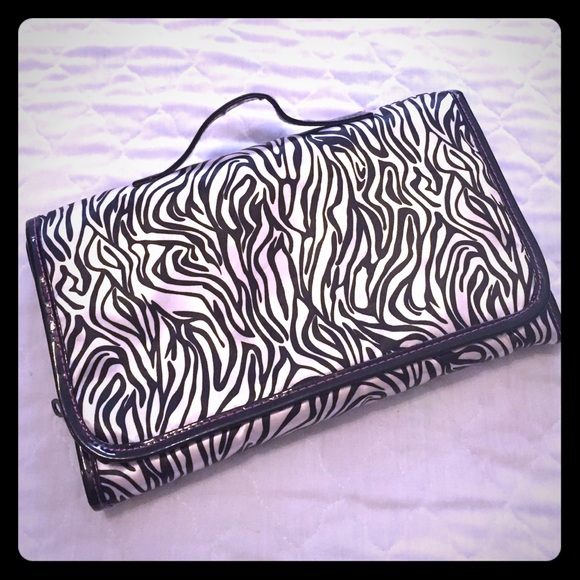 Travel bag / makeup holder