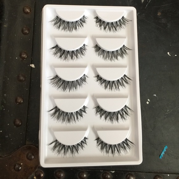 Set of 5 strip lashes.Excellent for day and night