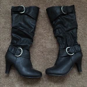 Heeled black boots!