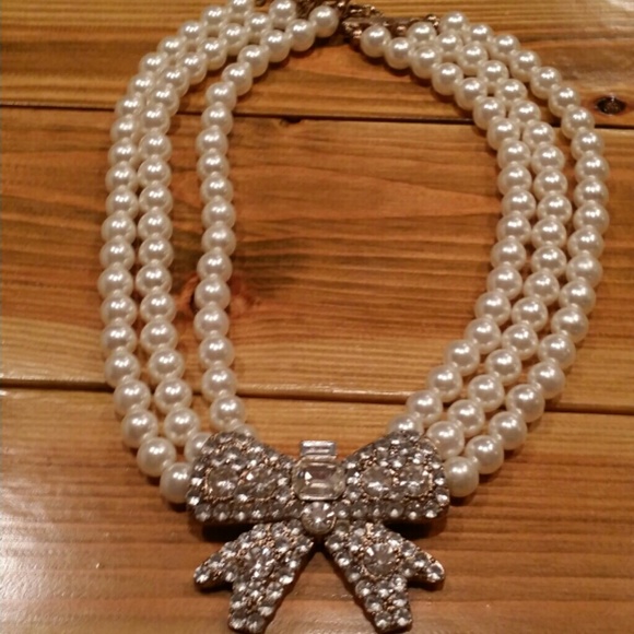 3 strand pearl necklace gold rhinestone bow