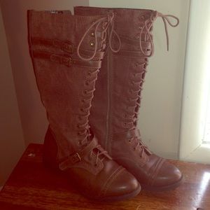 Soda labeled lace up flat boots. Brown. 7.5 size