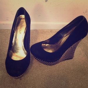 Black and beaded wedge