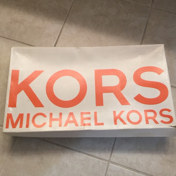 Michael Kors size 7 1/2 boots - Picture 4 of 4