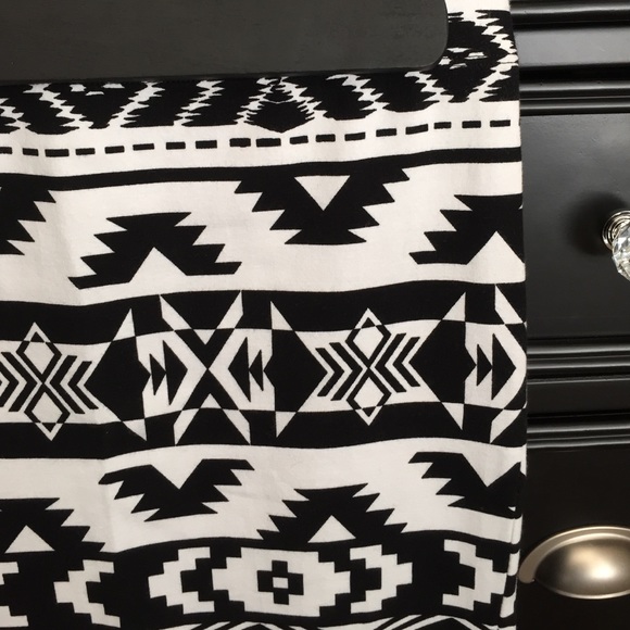 NEW WITH TAGS- EXPRESS AZTEC PRINT SKIRT - Picture 2 of 2