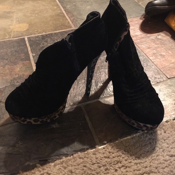 Black heal boots