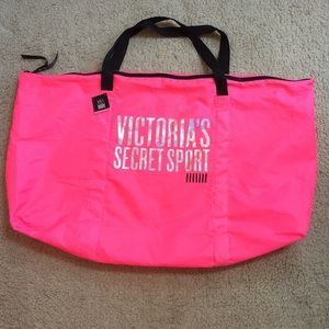 NWT PINK Victoria's Secret sport bag.