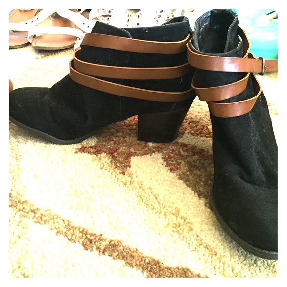 Black boogies with brown straps.