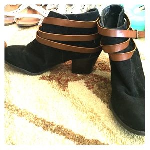 Black boogies with brown straps.